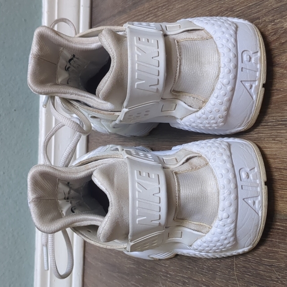 Nike Huarache Shoes white silver leather GUC 9.5 - Picture 2 of 7